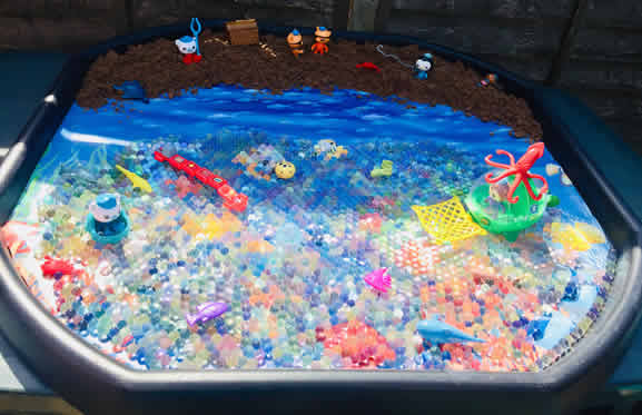 Different Ways to Use a Tuff Tray: Small World Play