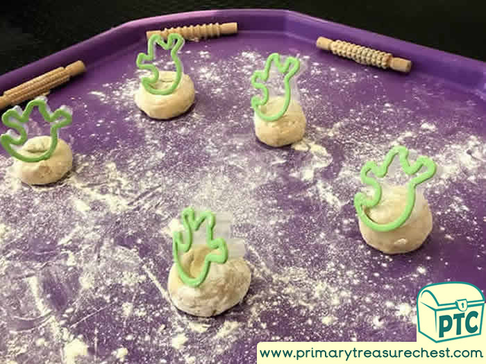 Halloween Playdough Play Tuff Tray - Role Play  Sensory Play - Spot Tray - Tuff Tray Ideas Early Years / Nursery / Primary 