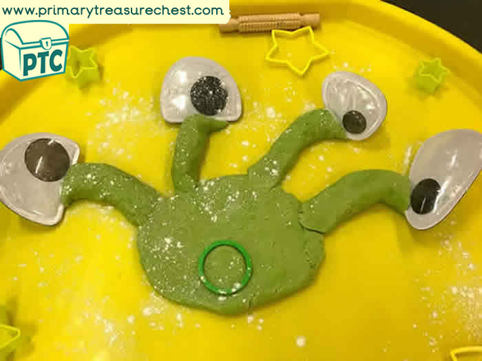 SPACE Green Playdough alien - Role Play Sensory Play - Tuff Tray Ideas Early Years / Nursery / Primary