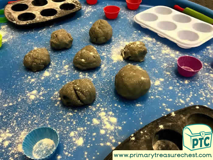 Space Sensory Playdough Moon cakes - Role Play Sensory Play - Tuff Tray Ideas Early Years / Nursery / Primary