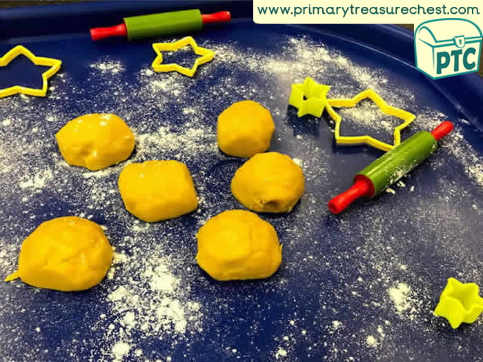 Space sensory playdough stars - Role Play Sensory Play - Tuff Tray Ideas Early Years / Nursery / Primary
