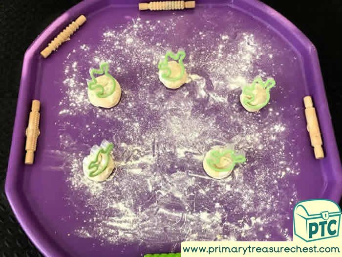 Halloween playdough Tuff Tray - Role Play Sensory Play - Spot Tray - Tuff Tray Ideas Early Years / Nursery / Primary 